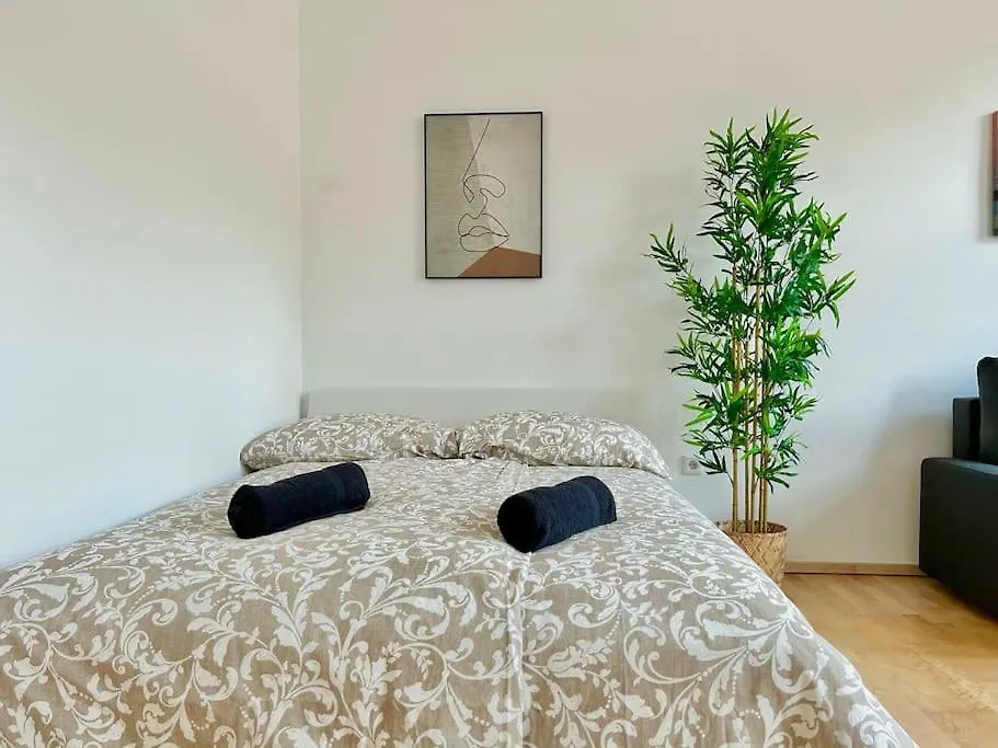 50 M2 Apartment With Free Parking & Netflix Vídeň 0*,  Rakousko